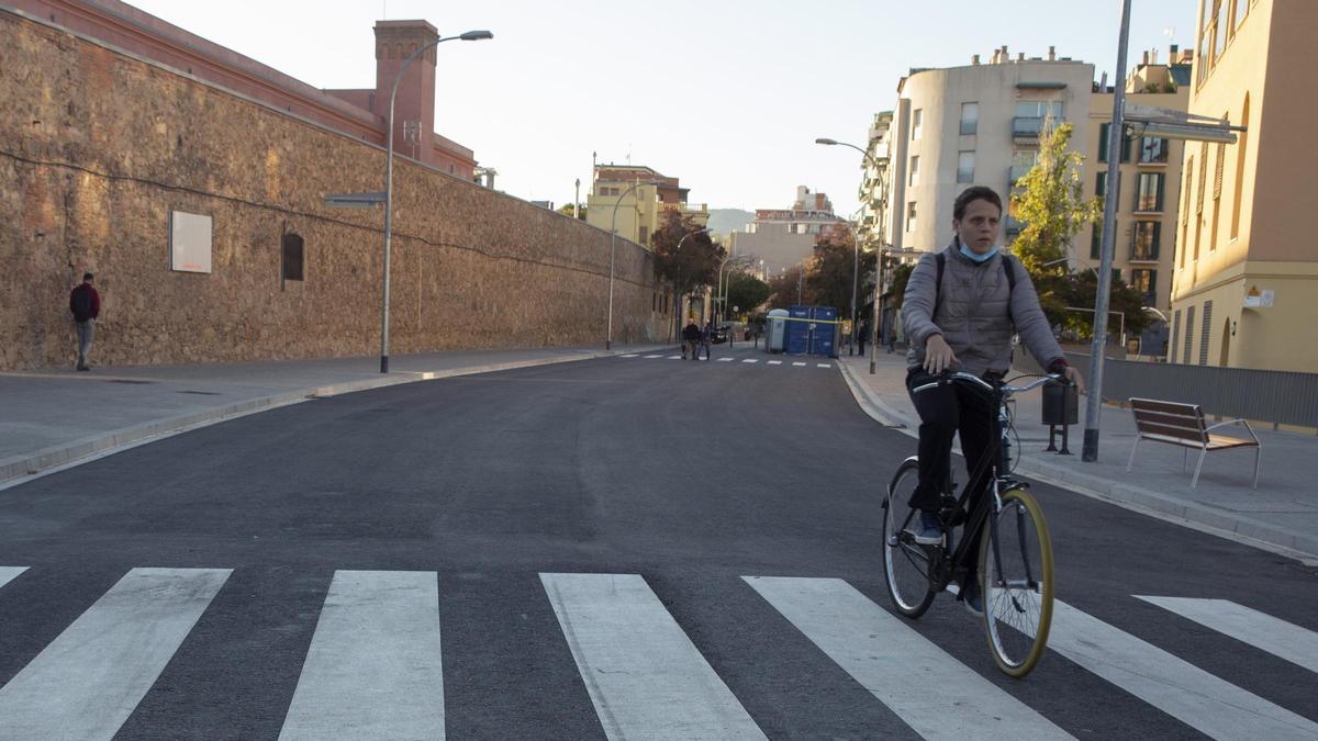 La calle de Sant Adrià de Barcelona entre la Fabra i Coats y la calle Otger, donde estaba el mercado provisional de Sant Andreu