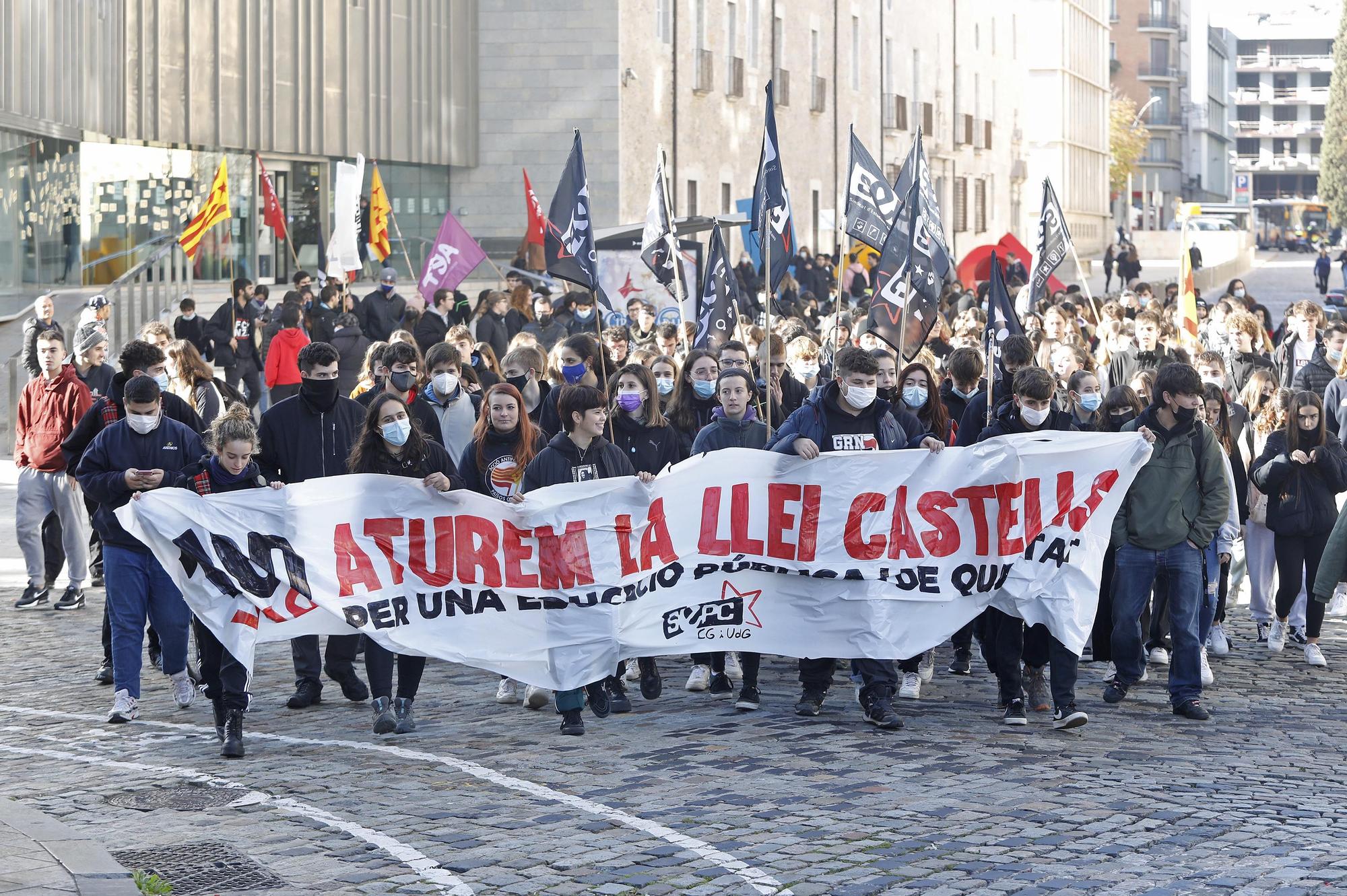 Uns centenars d'estudiants es manifesta a Girona contra el projecte de llei Castells i la sentència del 25% de castellà