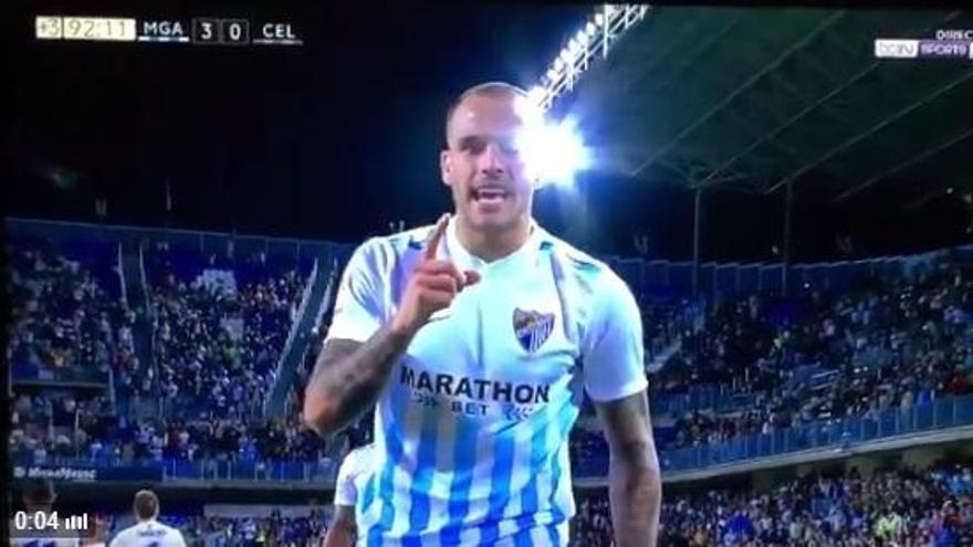 Sandro, celebrando el gol con la cámara