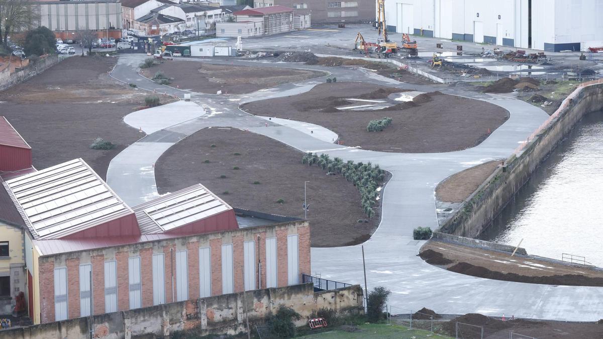 El paseo de Naval Azul completa su trazado peatonal y luce ya casi listo, solo pendiente de mobiliario: así avanza una obra clave para Gijón (en imágenes)