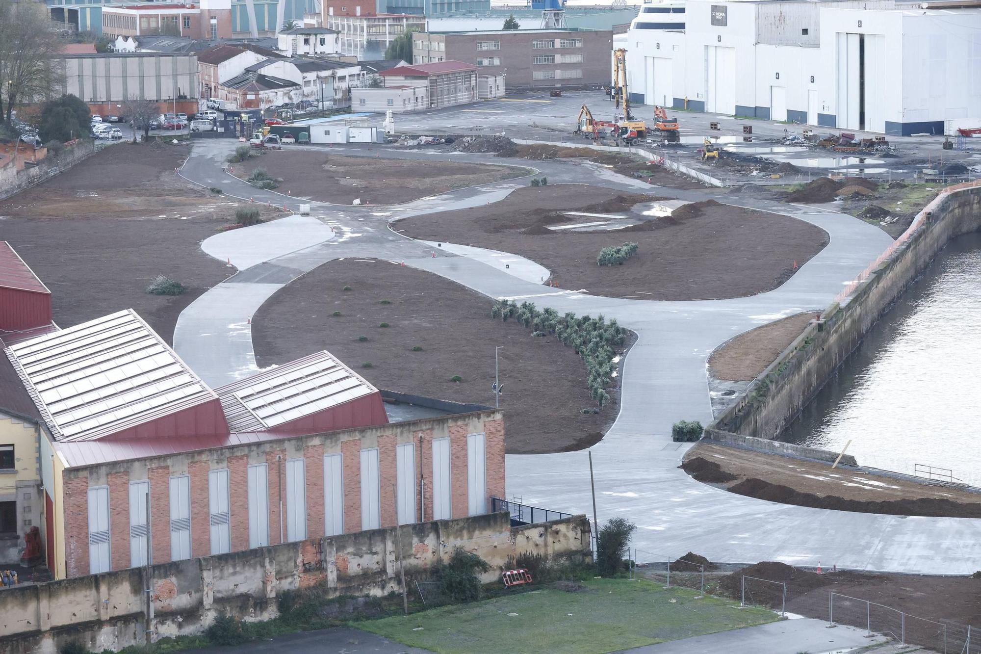 El paseo de Naval Azul completa su trazado peatonal y luce ya casi listo, solo pendiente de mobiliario: así avanza una obra clave para Gijón (en imágenes)