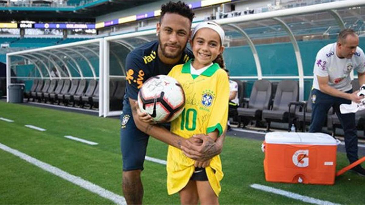 Neymar juega a dar toques a la pelota con una admiradora