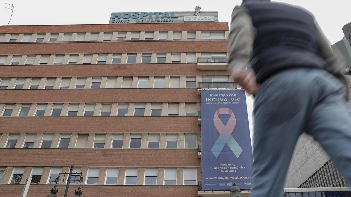 La niña de 4 años que tambien recibió tratamiento en la clínica dental de Alzira ese mismo día, está ingresada en la UCI Pediátrica del Clínico, en València.