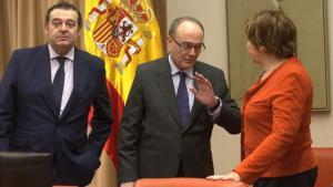 El gobernador del Banco de España, Luis Maria Linde, conversa con la presidenta de la Comisión del Pacto de Toledo, Celia Villalobos, en febrero.