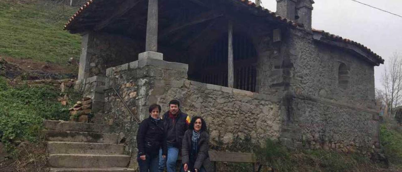 Por la izquierda, Consuelo Redondo, Francisco Carús y Carmen Redondo, con &quot;Golfo&quot;, ayer, junto a la capilla de San Antonio, en Villar de la Cuesta.