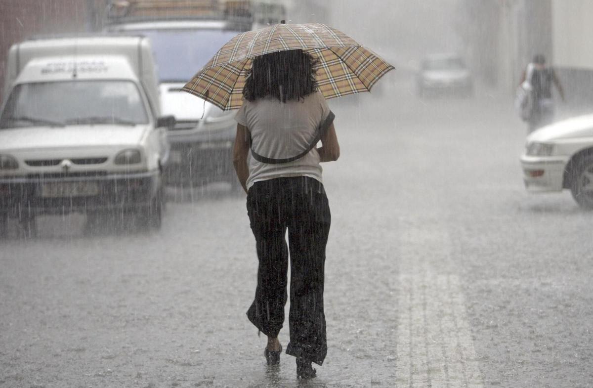A partir del mediodía, la nubosidad de evolución diurna ganará terreno en el interior de la mitad norte, donde no se descartan chubascos locales acompañados de tormenta y probabilidad de granizo.