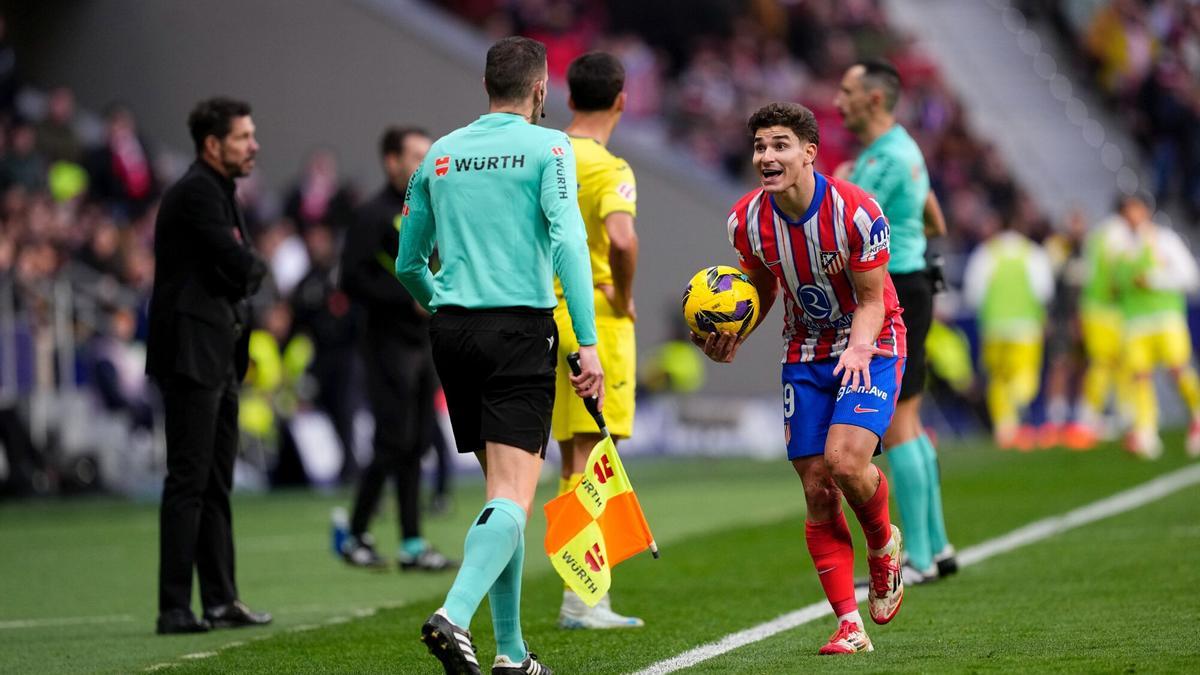Julián Álvarez se queja tras una decisión del árbitro en el Atlético-Villarreal.