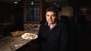 Servando Rodríguez, dueño del restaurante cervecería “La Sepia”, posa en el local con un plato de su plato estrella, sepia con alioli casero.