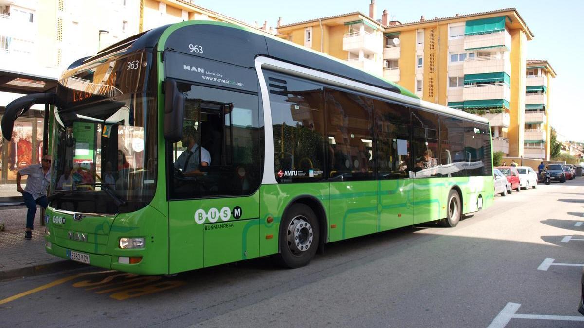 Un bus urbà de Manresa prestant servei