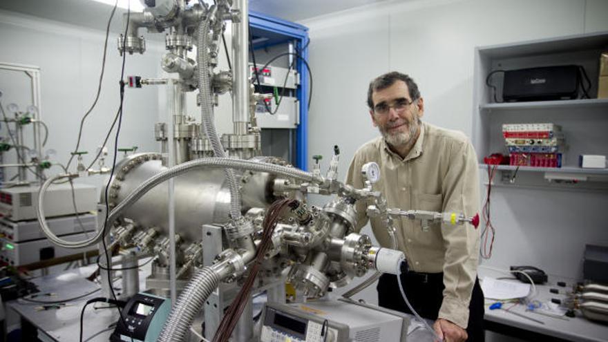 El físico de partículas Juan José Gómez Cadenas, director del Grupo de Física de Neutrinos del IFIC,  con un prototipo a escala 1:10 del experimento NEXT