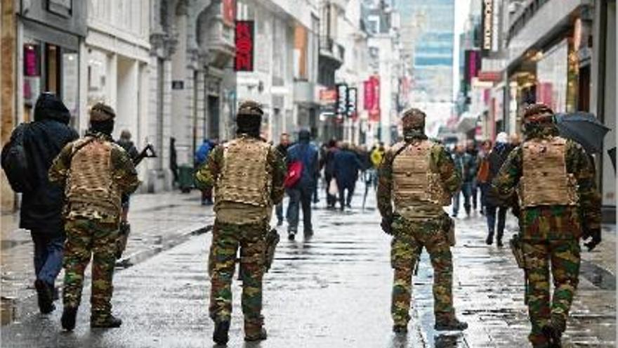 Soldats i policies patrullen per la Rue Neuve, el carrer comercial més gran de Brussel·les.