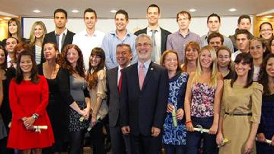 Foto de familia de los alumnos de la ULPGC ganadores de las becas junto al rector, José Regidor, el presidente, Paulino Rivero, y la consejera de Educación, Milagros Luis Brito. i LA PROVINCIA / DLP