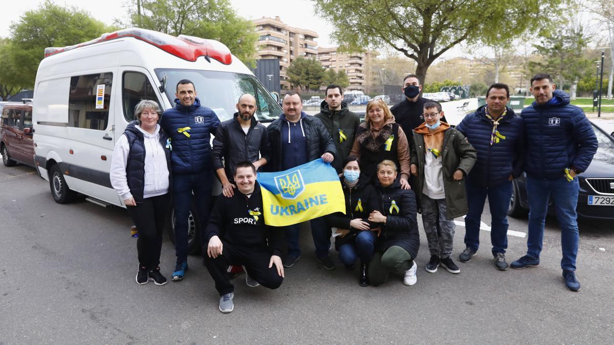 Miembros de Las Almenas, este martes, junto a la ambulancia cargada y varios residentes ucranianos en Zaragoza.