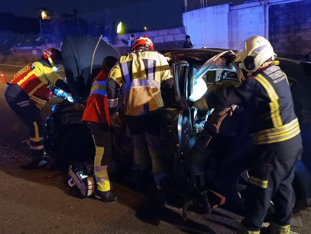 Así quedó el vehículo tras salirse de la vía en el suroeste de Santa Cruz de Tenerife y provocar heridas a tres jóvenes.