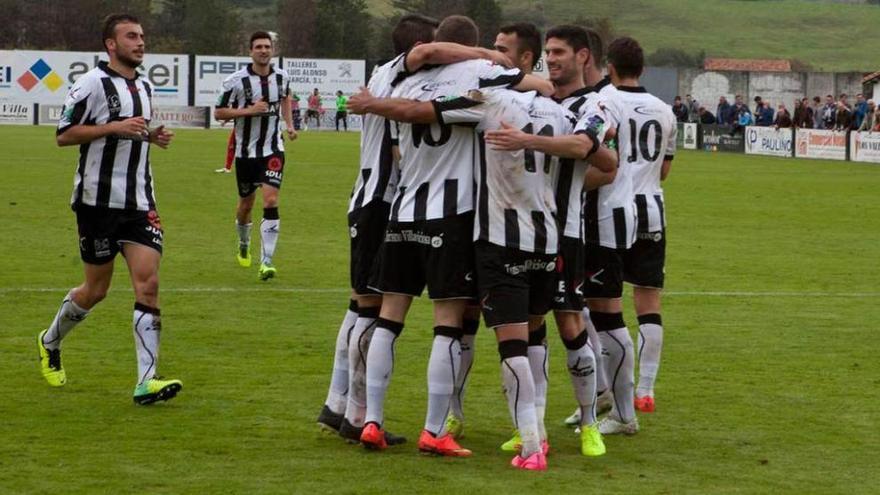 Los jugadores del Lealtad celebran uno de los goles que marcaron el domingo ante el Cacereño.