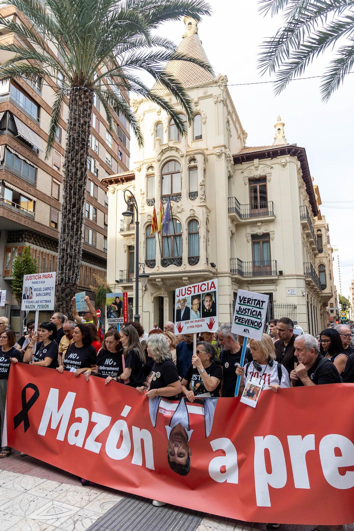 Las asociaciones de víctimas de la dana protestan en Alicante