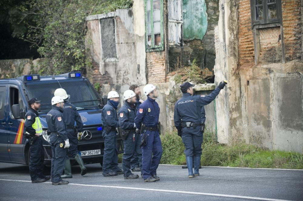 Varias unidades policiales realizaron un importante despliegue en las viviendas de San José, situadas entre los concellos de A Coruña y Arteixo, durante una investigación contra el tráfico de drogas.