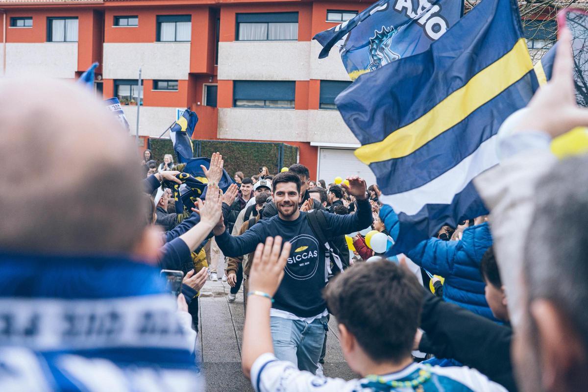 Samu Pereiro en un momento del recibimiento al equipo cangués a su llegada a O Gatañal.