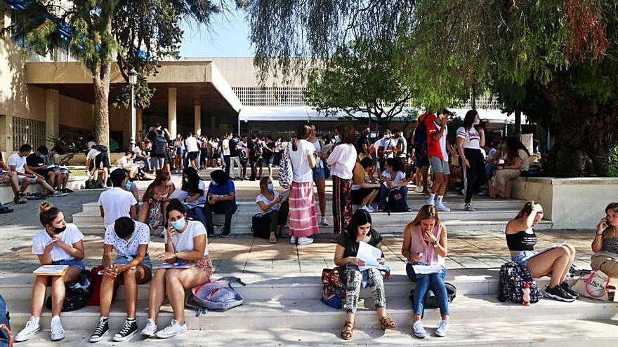 Estudiantes en la entrada de la Facultad de Medicina. |