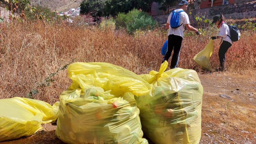 Doce kilos de envases y un colchón, en el barranco de Tahodio