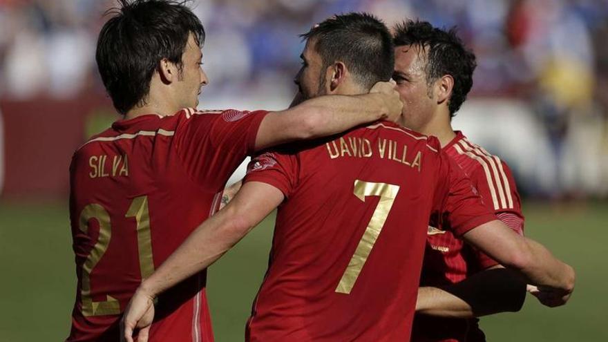 David Silva (izquierda) y Cazorla (derecha) felicitan a David Villa tras anotar éste el segundo gol de la selección ante El Salvador el pasado sábado en Washington.