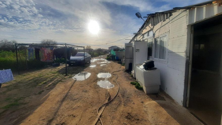 Cáritas ayuda a varias familias rumanas desalojadas en el Polígono Pedroche tras su realojo en El Higuerón