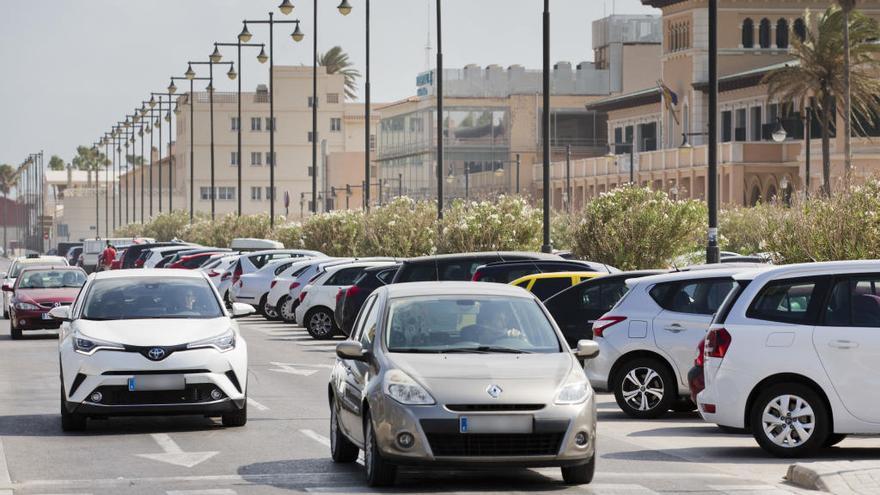 Vehículos circulando por una calle de València