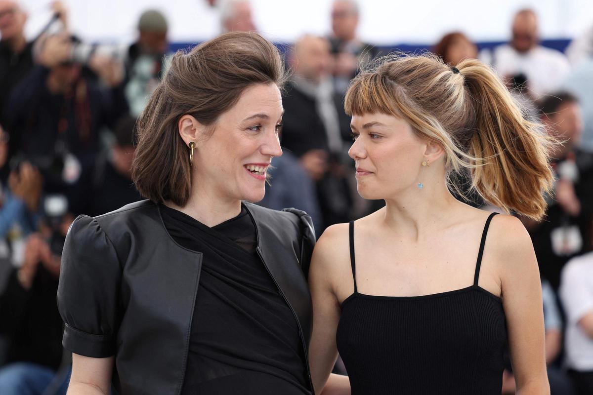 Carla Simón y el equipo de Romería posan en Cannes