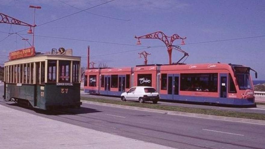 Prototipo de metro ligero que circuló en pruebas por A Coruña en 1999 (derecha), junto a un tranvía. / la opinión