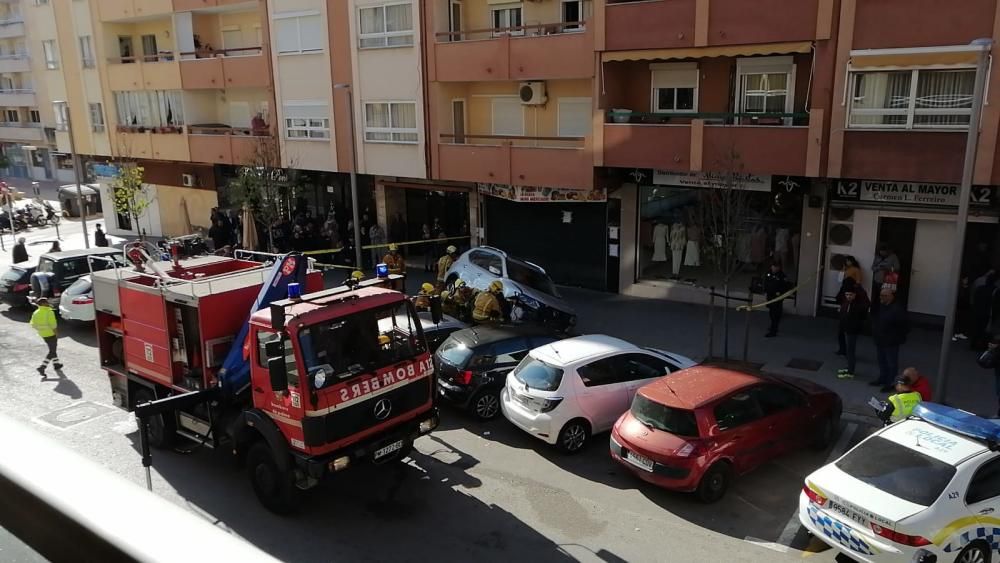 Un coche fuera de control atropella a dos peatones en la calle Industria