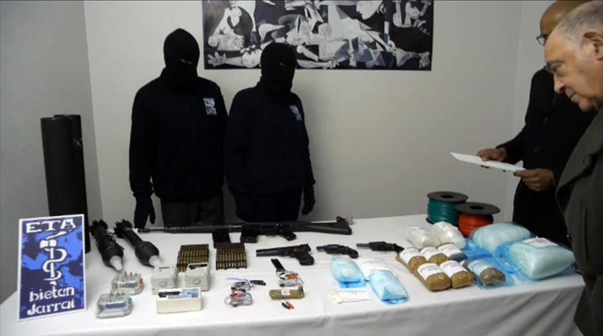 Dos etarras ofician una entrega de armas a dos verificadores internacionales, el 21 de febrero del 2014.