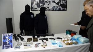 Dos etarras ofician una entrega de armas a dos verificadores internacionales, el 21 de febrero del 2014.