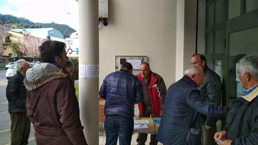 Recogida de firmas en Chapela  |  Miembros de la plataforma PassÁrea realizan en los últimos días una recogida de firmas por las mañanas en la puerta del centro de salud de Chapela para oponerse a la eliminación de la tarjeta verde de Vitrasa y al consiguiente incremento del precio de los viajes. Además se puede firmar contra esta medida en los establecimientos comerciales y locales de hostelería de la parroquia.