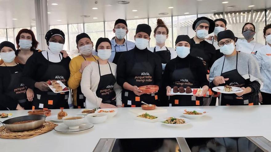 Participants en el curs a la Fundació Alícia, on han fet el mòdul de cuina