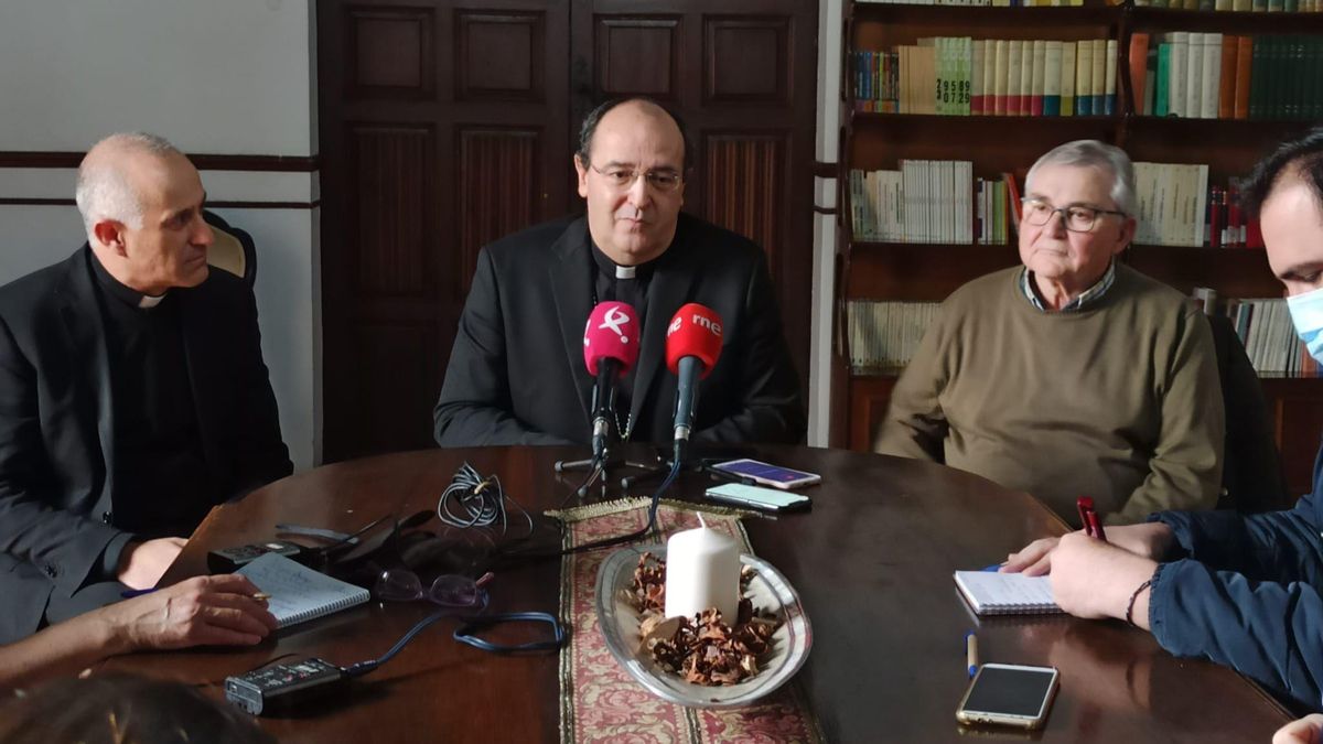 Una imagen del obispo, Jesús Pulido, esta mañana durante la rueda de prensa para hacer balance de su primer mes al frente de la diócesis.
