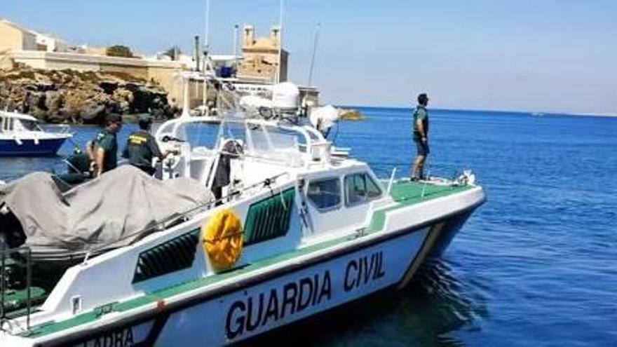 Agentes de la Guardia Civil vigilan la costa de Tabarca.