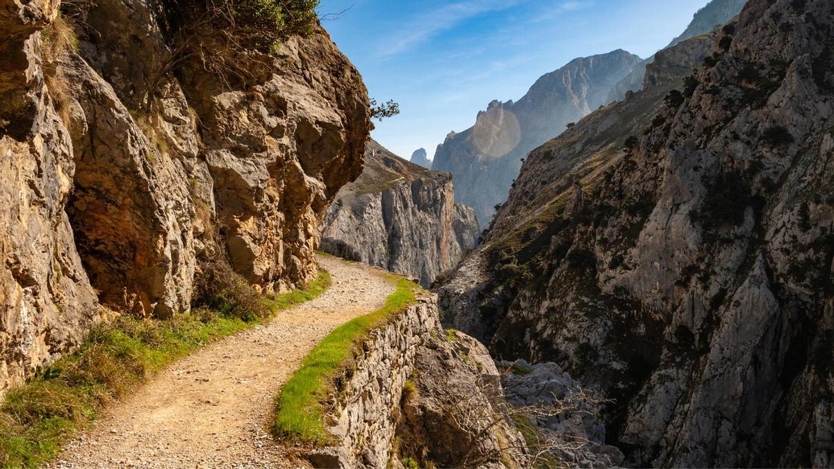 Más de 70 túneles y un desfiladero de infarto: así es la mejor ruta de senderismo de España según los expertos