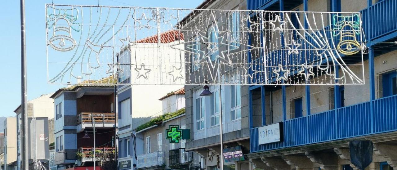 Arcos navideños colocados ya en las calles de Bueu. |   // SANTOS ÁLVAREZ