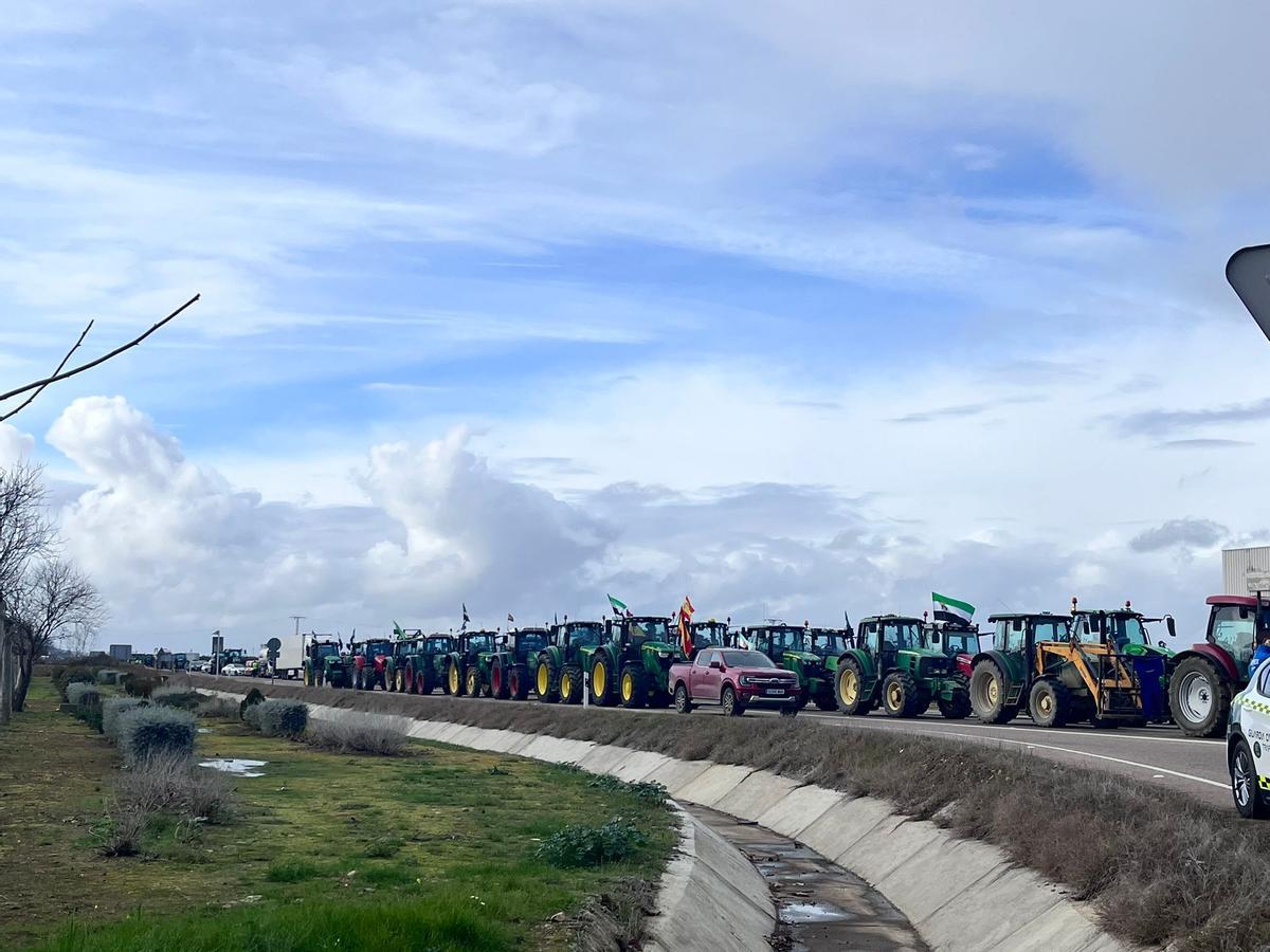Marcha de una de las caravanas que recorrió la provincia de Badajoz, en una imagen facilitada por las organizaciones agrarias.