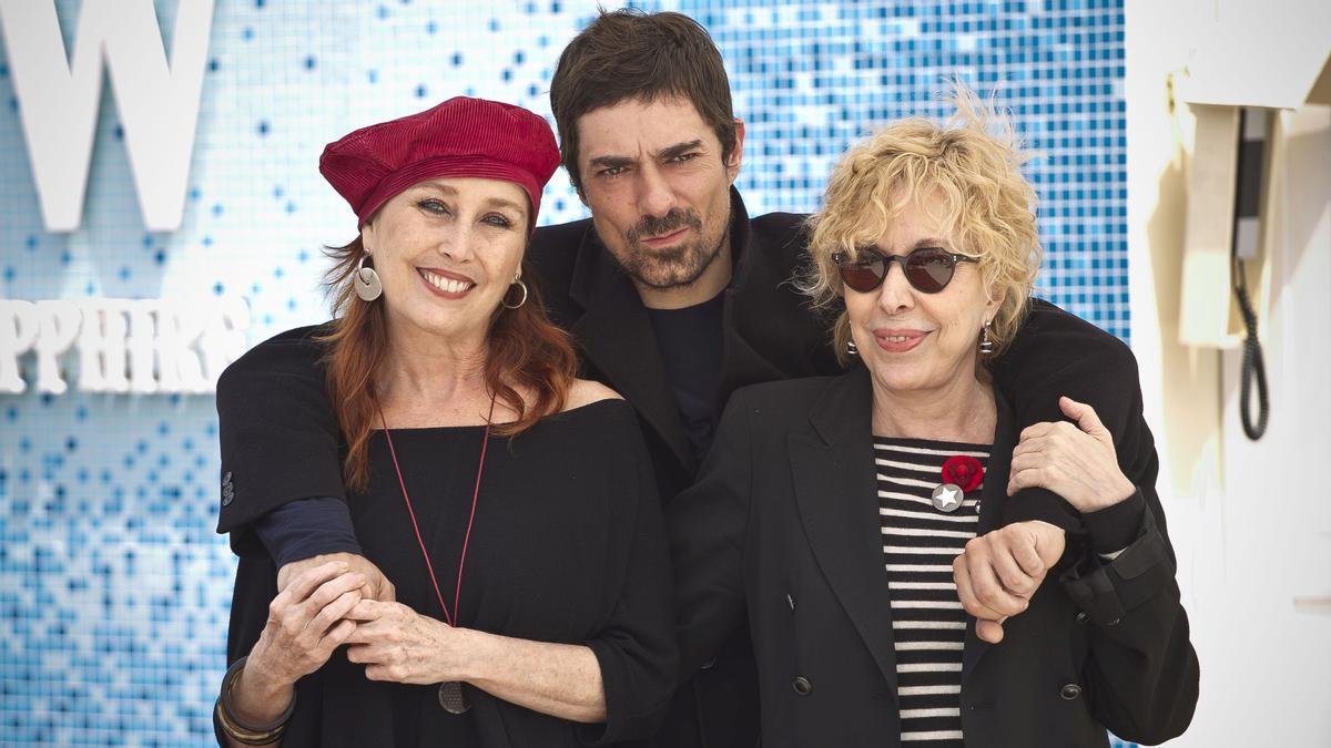 Verónica Forqué junto a Rosa M. Sardà y el director Pol Mainat durante la presentación de la serie Dues dones divines, en 2017.