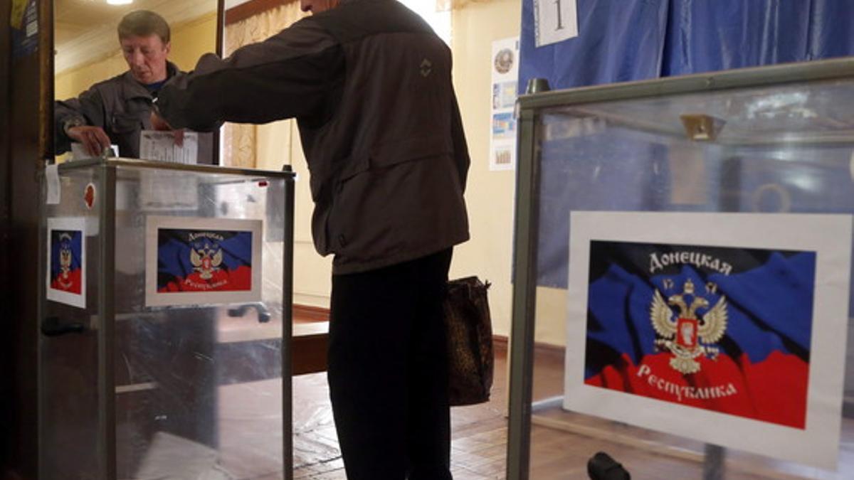 Un hombre ucraniano vota en un colegio electoral de Donetsk.