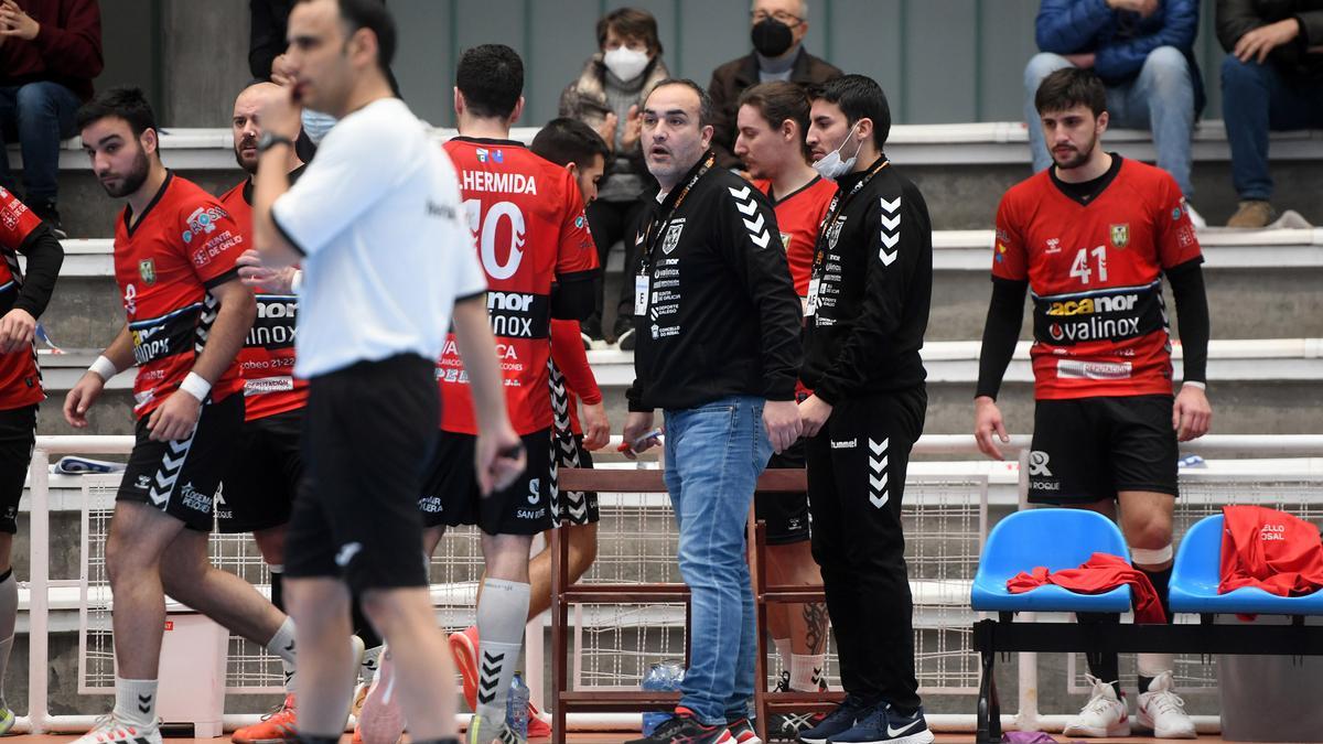 Álvaro Senovilla y sus jugadores, en la visita al Teucro.