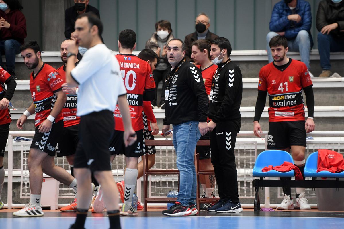 Álvaro Senovilla y sus jugadores, en la visita al Teucro.