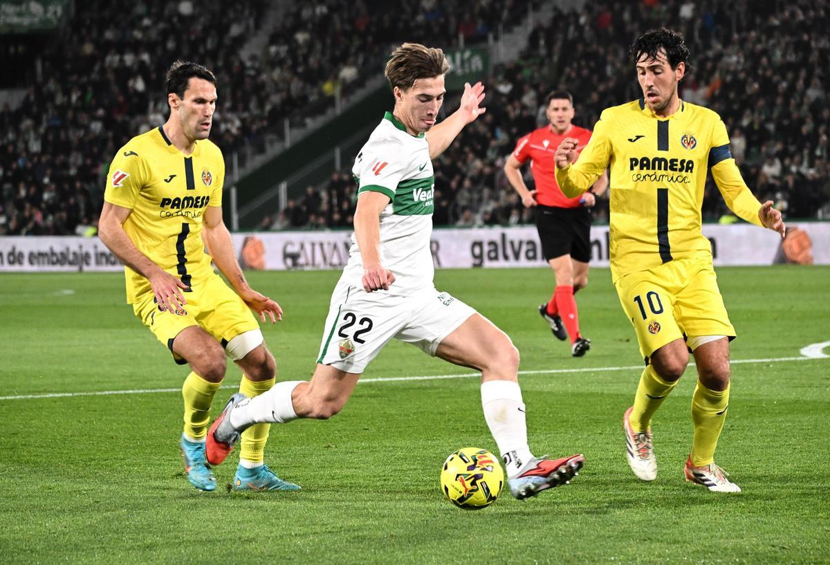 Affengruber intenta disparar ante el Villarreal.