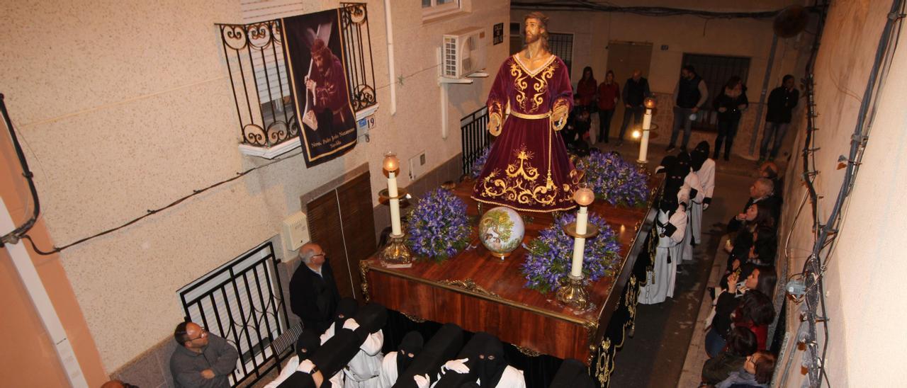 Una de las procesiones de la Semana Santa de Novelda.