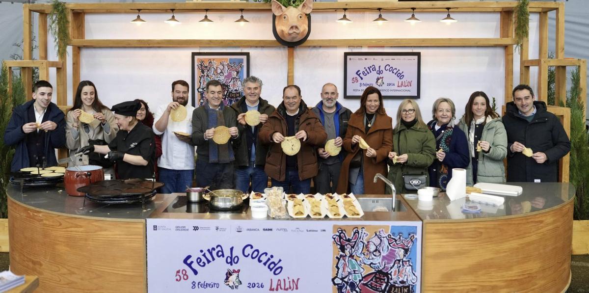 Representantes públicos en la degustación de filloas de Lestedo, en formato dulce y salado. | BERNABÉ