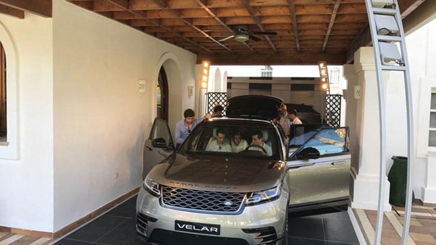 Un grupo de usuarios contempla el nuevo Range Rover Velar.