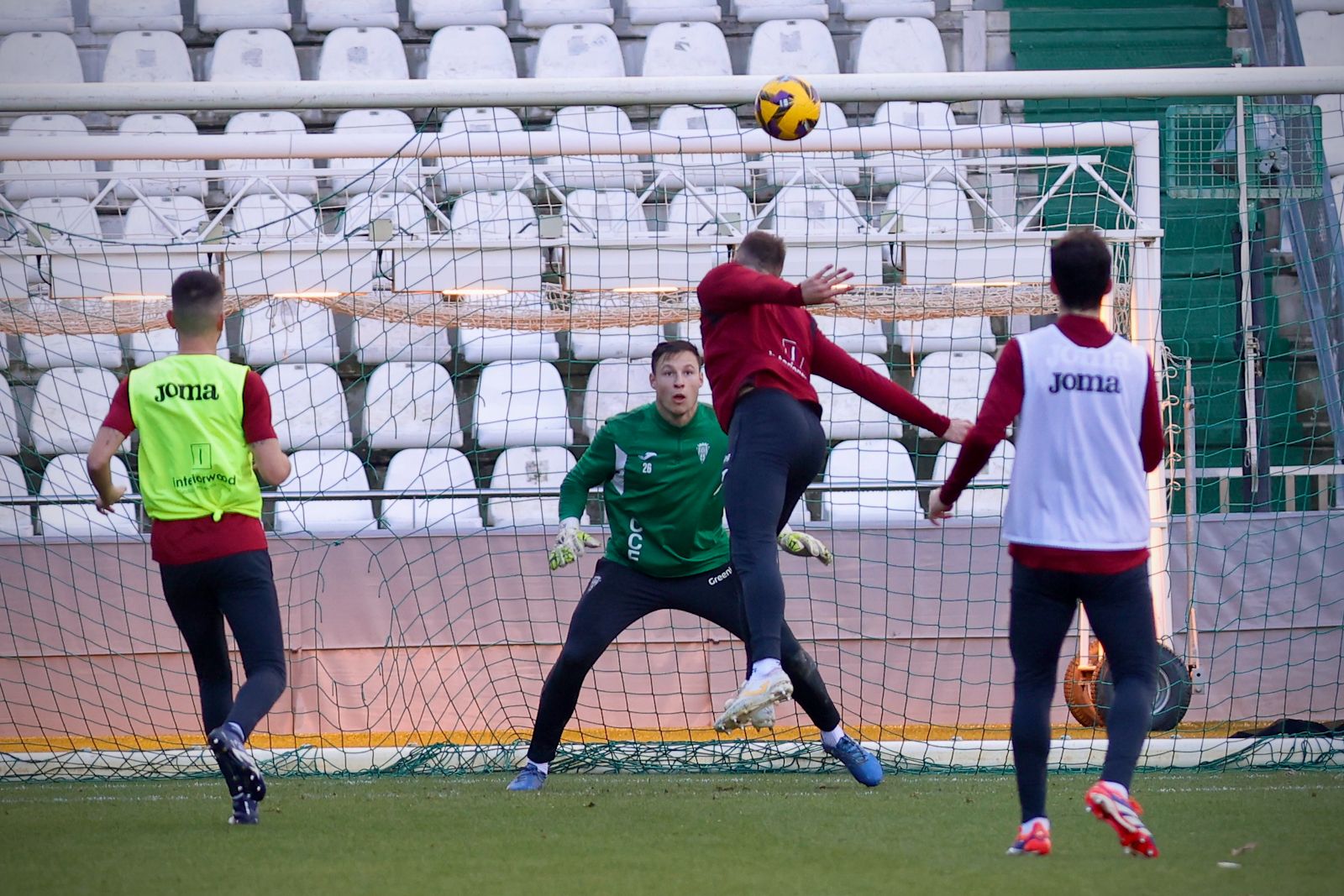 El Córdoba entrena ante su afición en El Arcángel