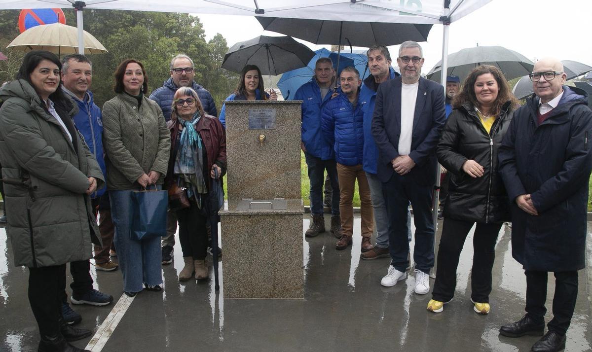 Pola dereita, Xosé Regueira, María del Mar García, Blas García e Cesáreo González, con ediles da corporación e autocaravanistas na inauguración da nova área de autocaravanas de Bertamiráns.