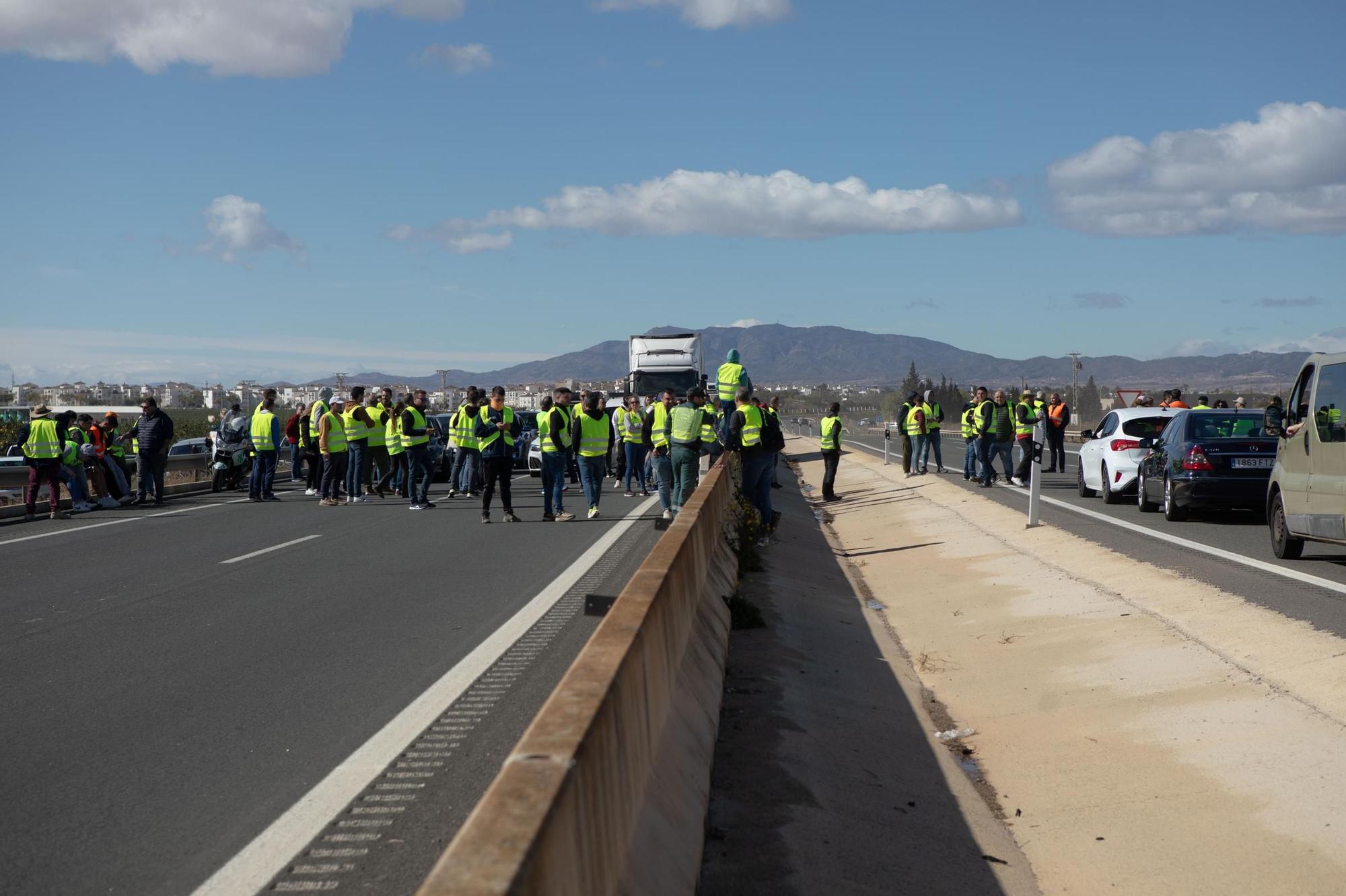 FOTOS: Las protestas de los agricultores desalojados de la AP-7 entre San Javier y Los Alcázares, en imágenes